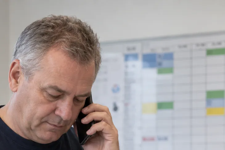 Illustration d’un professionnel Antinox au téléphone qui prend en note une demande.